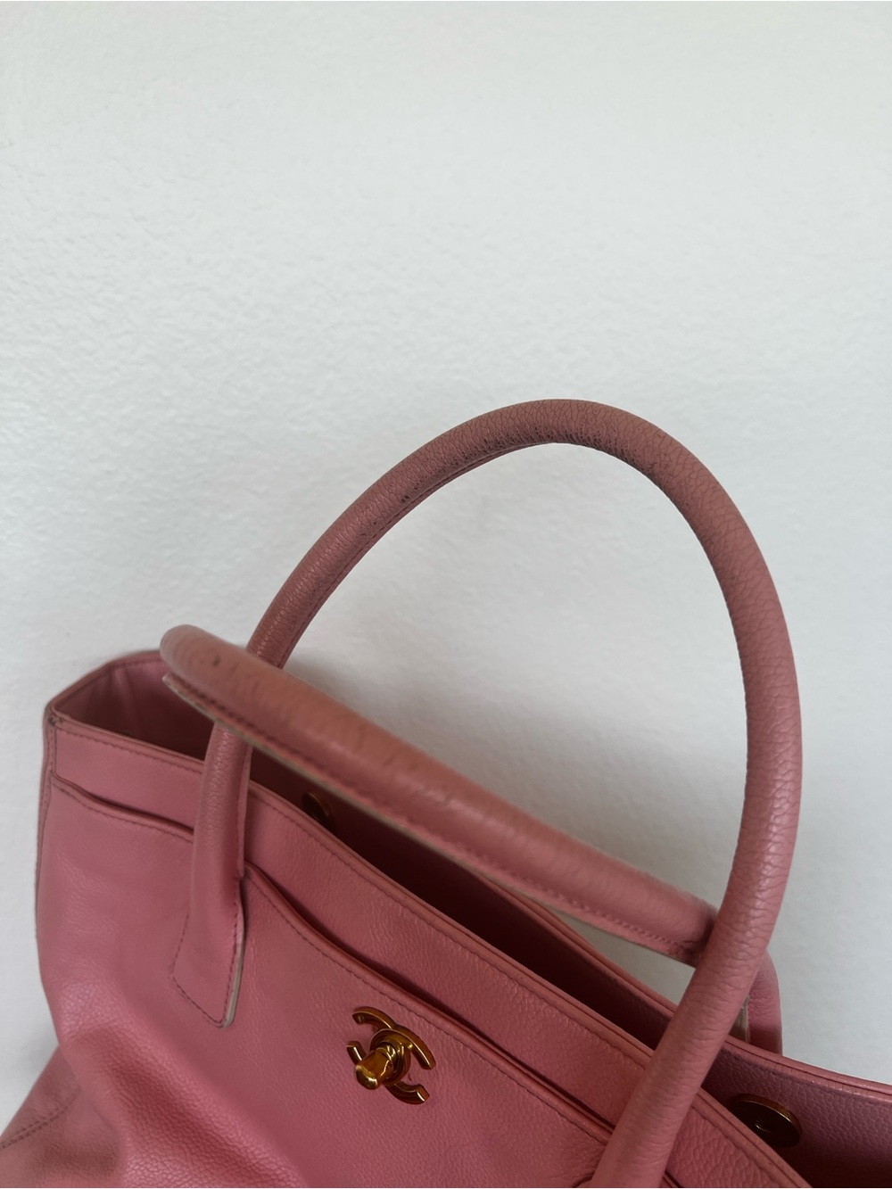 Vintage CHANEL Pink Leather Double-Handle Tote with 24k plated Gold CC Logo - Picture 7 of 16